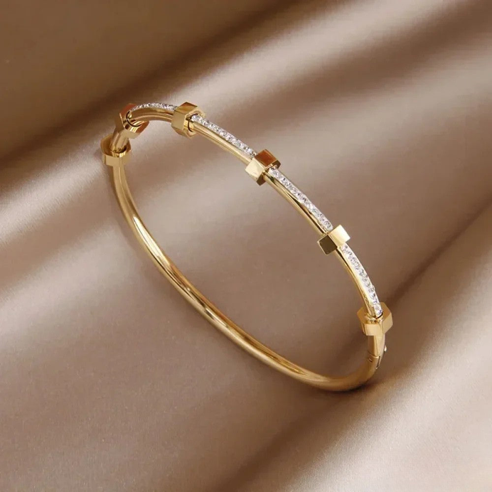 Elegantes Goldenes Armband im Leichten Design