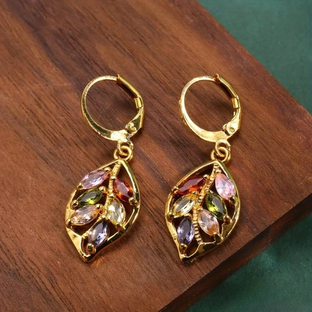 Vintage Goldene Blattohrringe mit Farbigem Zirkonia
