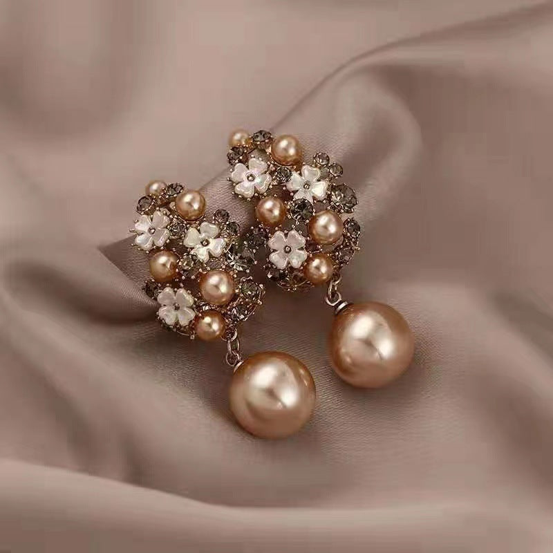 Elegante Ohrringe mit floralen Perlen