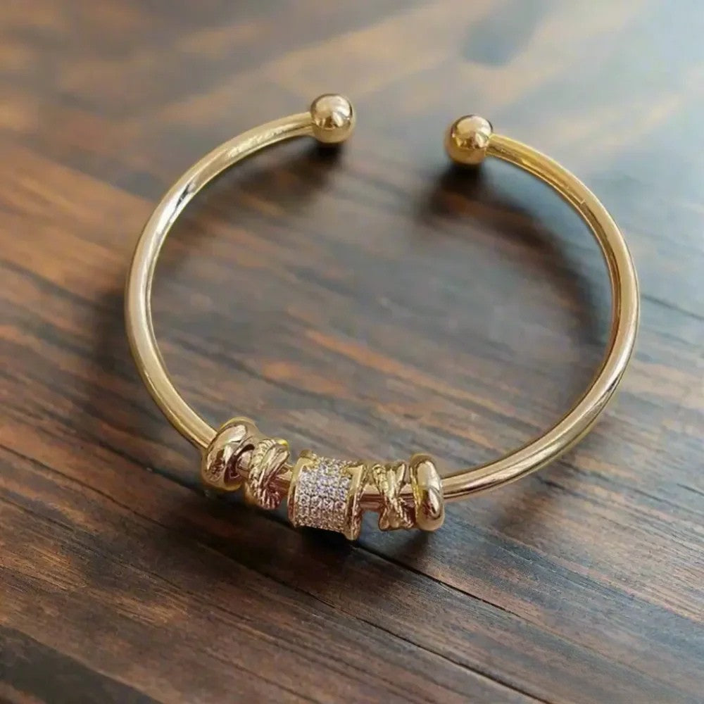 Verstellbares Armband mit goldenen Charms