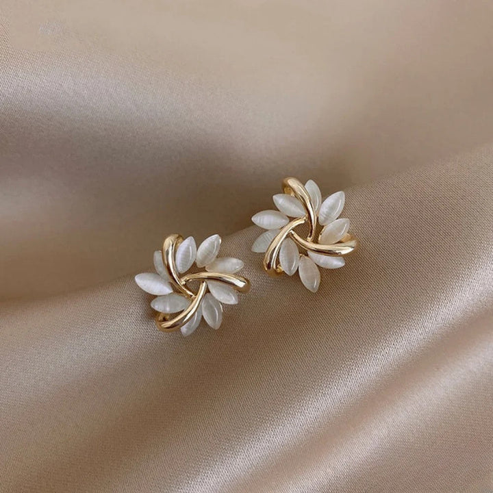 Elegante Goldohrringe mit exquisiten Opalmotivblüten