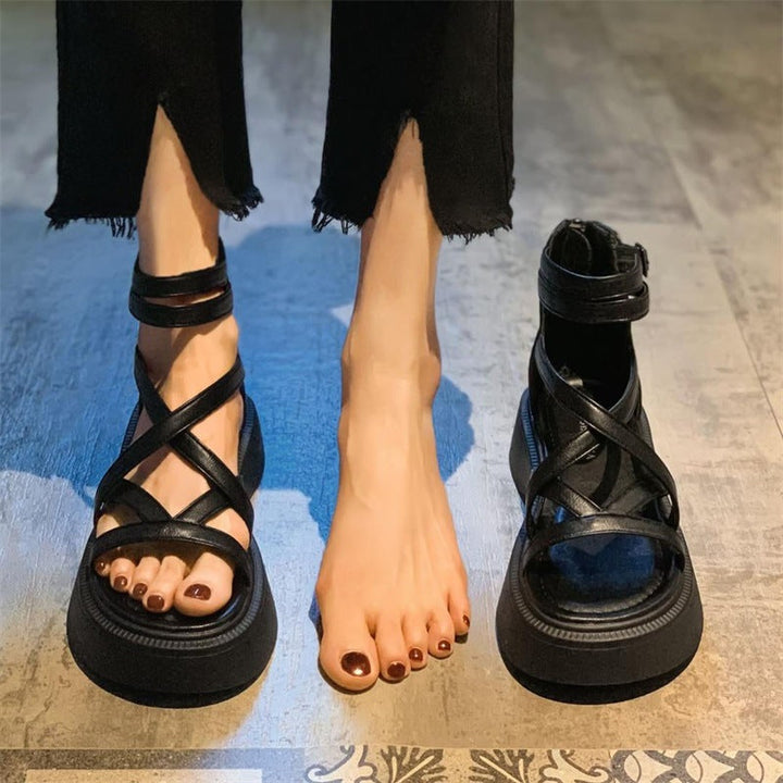 Neri - Auffällige Riemchen-Wedgesandalen