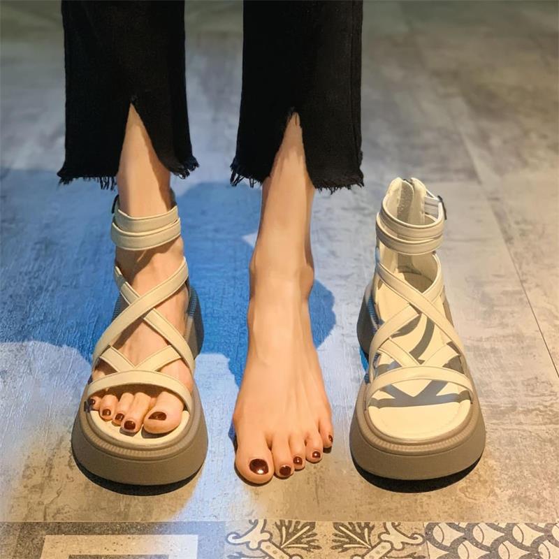 Neri - Auffällige Riemchen-Wedgesandalen