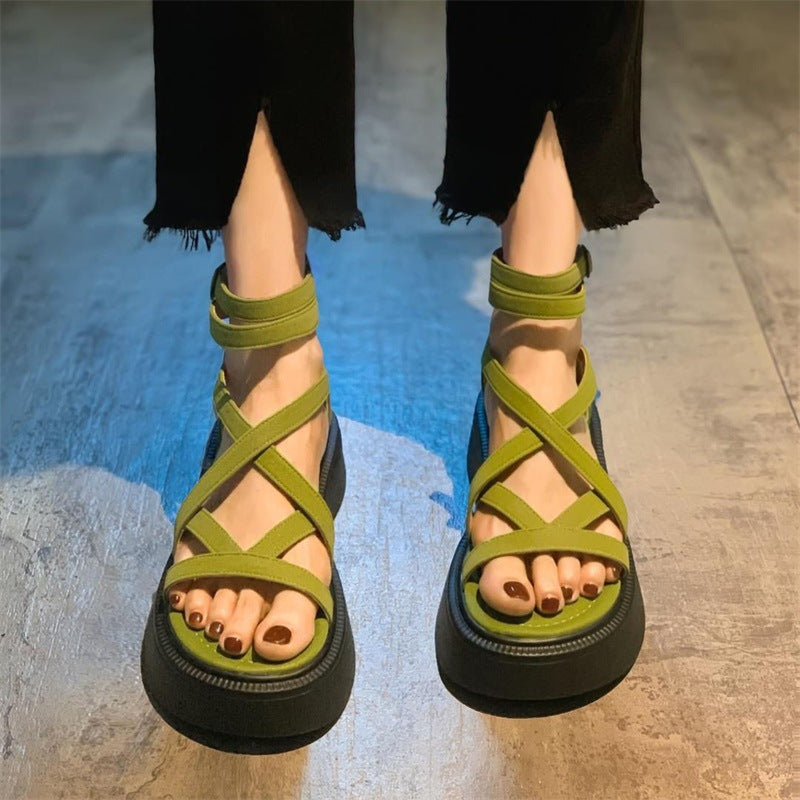 Neri - Auffällige Riemchen-Wedgesandalen