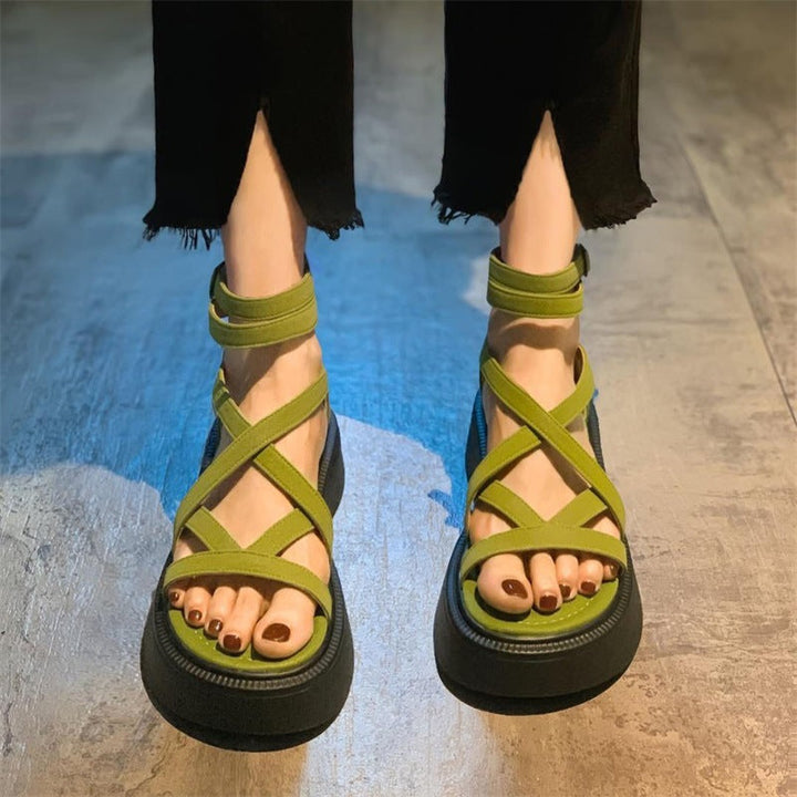 Neri - Auffällige Riemchen-Wedgesandalen