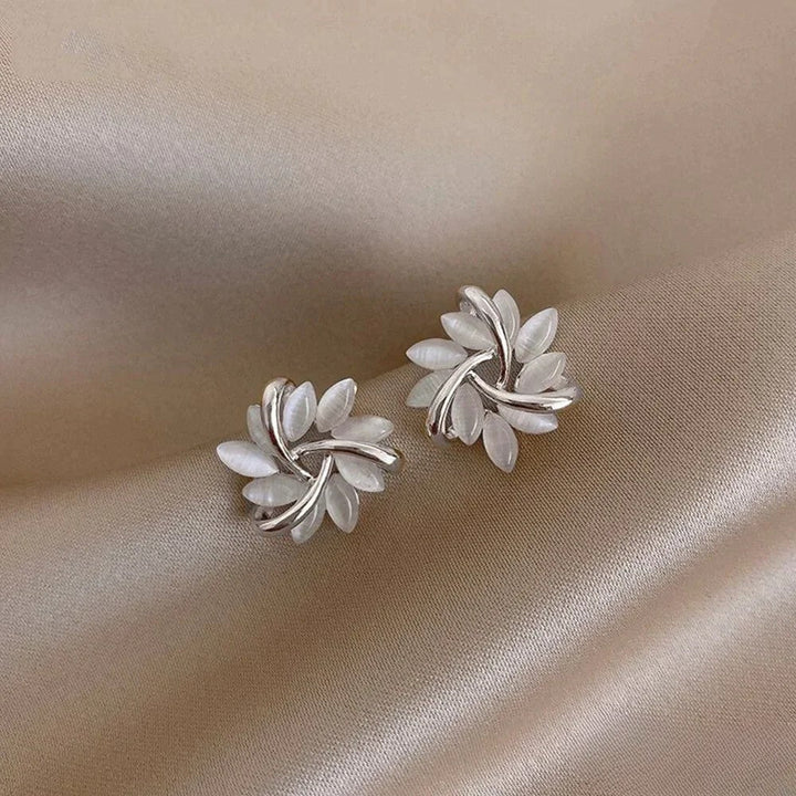 Elegante Goldohrringe mit exquisiten Opalmotivblüten