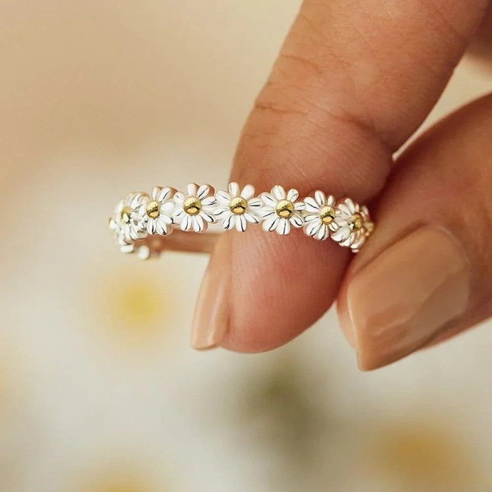 Verstellbarer Silberring mit handgemalter Emaille-Gänseblümchen