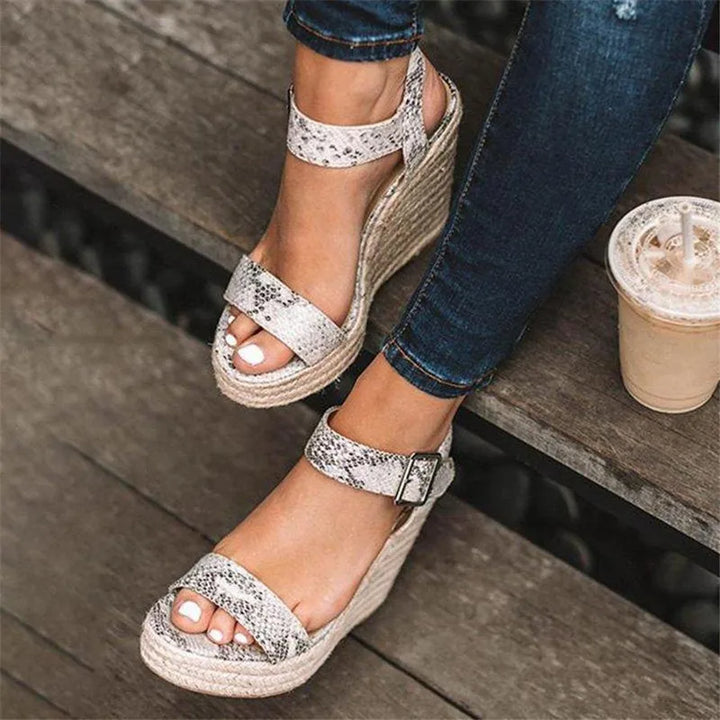 Odelia - Zeitlose Schnallen-Wedges