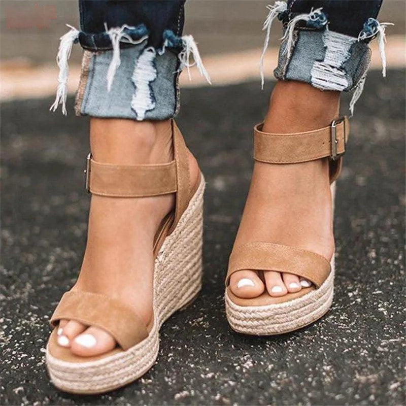 Odelia - Zeitlose Schnallen-Wedges