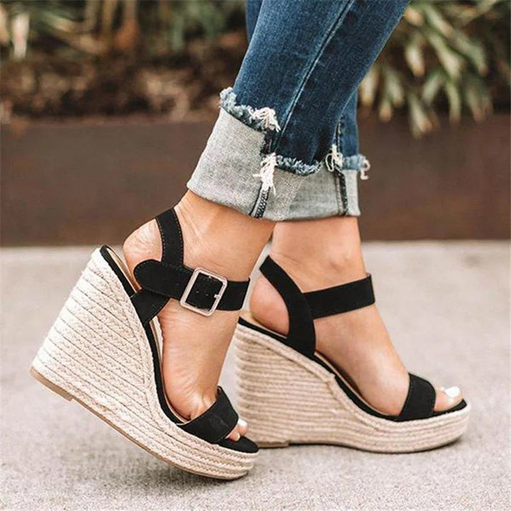 Odelia - Zeitlose Schnallen-Wedges